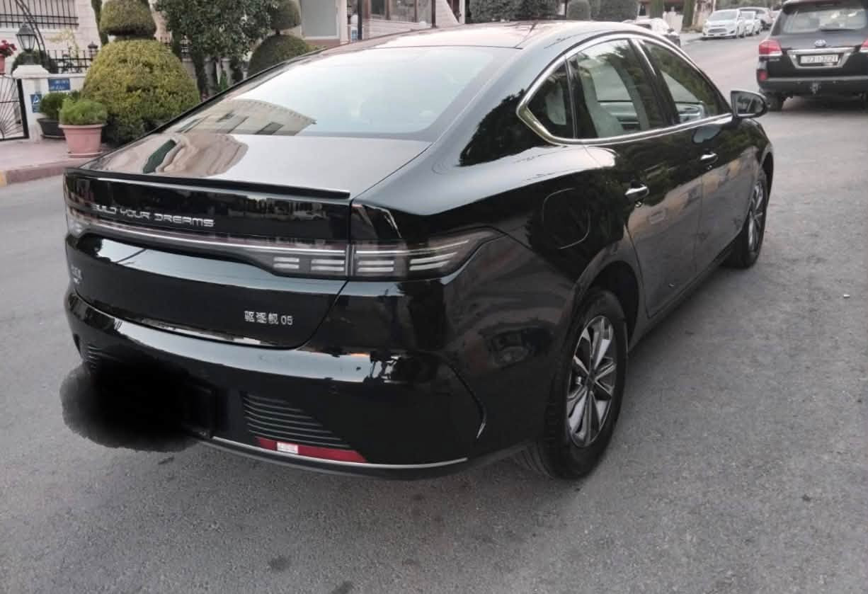 BYD DESTROYER 05 DM-i 2025
الون اسود رقم بغداد 
بي واي دي ديستروير
تقطع مسافة : 1200 كم بالفل
turbo 1500cc : سعة المحرك
سعة خزان الوقود : 48 لتر
حجم البطارية : KWH 8.3
تقطع مسافة : 55 كيلو في شحنة حجم المحرك الكهربائي : KWH 132
عزم الدوران : N.M 316
التسارع من 0 إلى 100 كم/س : 6.9 ثواني فقط
عدد الأحصنة : HP 179
نوع البطارية : بليد
المواصفات :
كراسي جلدكامرا خلفية
انظام التشغيل عن بعد نظام الدخول الذكي
(HOLD AUTO ( هاند بريك كهربائي
اوامر صوتية للتحكم بالسيارة
حساس مطر
شاشة بحجم 12.8 إنش
شاشة العدادات 10.25 إنش
عدد السماعات 12
عجلة القيادة جلد
ازجاج ملون
حساسات خلفية
انظام الضوء النهاري
•تحكم كهربائي بالمرايا الجانبية
ماشيه 21  الف اسعر💴 20💴 مليون 
العنوان سامراء رقم الهاتف بي واتساب 
***********
