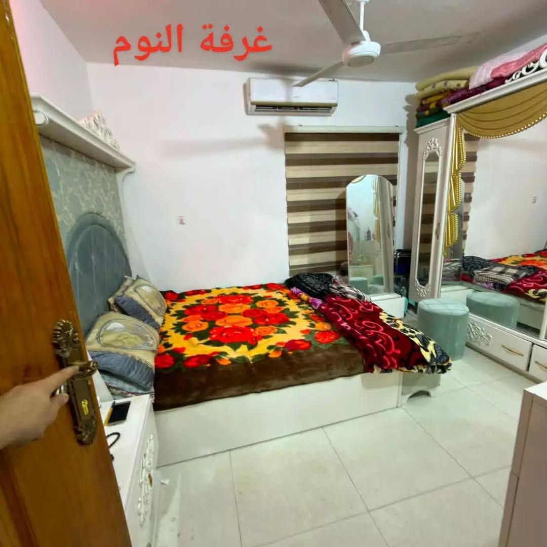 بناية تجارية للاستثمار أو السكن

​الموقع المميز: الثورة نهاية شارع المفوضية - موقع ركن على شارع تجاري نشط.
​📊 تفاصيل العقار:
​المساحة: الطابو الصرف (ملك صرف) 188 م² (الواقع الحالي 200 م²).
​الوارد الشهري: 1,300,000 دينار عراقي (مليون وثلاثمائة ألف) من المحلات فقط

​🧱 تفاصيل البناء والتقسيم:
​الجانب التجاري: 4 محلات تجارية (مؤجرة بالكامل حالياً).
​شقة خارجية ملحقة: تتكون من (صالة + مطبخ + غرفة نوم + 2 حمامات "صحيات").

​بيت (طابقين):
​4 غرف نوم.
​2 صالة.
​غرفة استقبال.
​مطبخ.
​3 حمامات (صحيات داخلية وخارجية).
​حديقة خارجية تحتوي على 5 نخلات.
​📞 للاستفسار والتواصل:
​رقم الهاتف: *********** (متوفر واتساب)
https://chat.whatsapp.com/DAUdXFm5YqX38v3lRTvPuk

نص مكتوب في الصور:
- الشقه الخارجيه المحلات التجاري
- غرفة النوم
- المحلات
- دخل الصاله
- مدخل الاستقبال