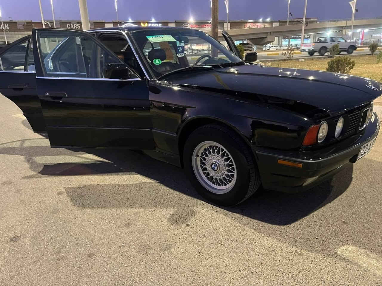 موديل 93 السيارة شوفة عينك مال جناي 

مكينة فانوس والكير خير من الله شلعة ومعدل شرط كل جطل ما بيها تبريد ثلج قطعتين دواخل جلد ومواصفات ال500 معروفه بعد ما حاجة تفاصيل اكثر ، السيارة ما مصبوغة بلاد
السيارة باسمي شرط التحويل سنوية لل2030
المكان ميسان العمارة باجر متواجد ابغداد 
للاستفسار اكثر ***********
السعر المطلوب 68$
