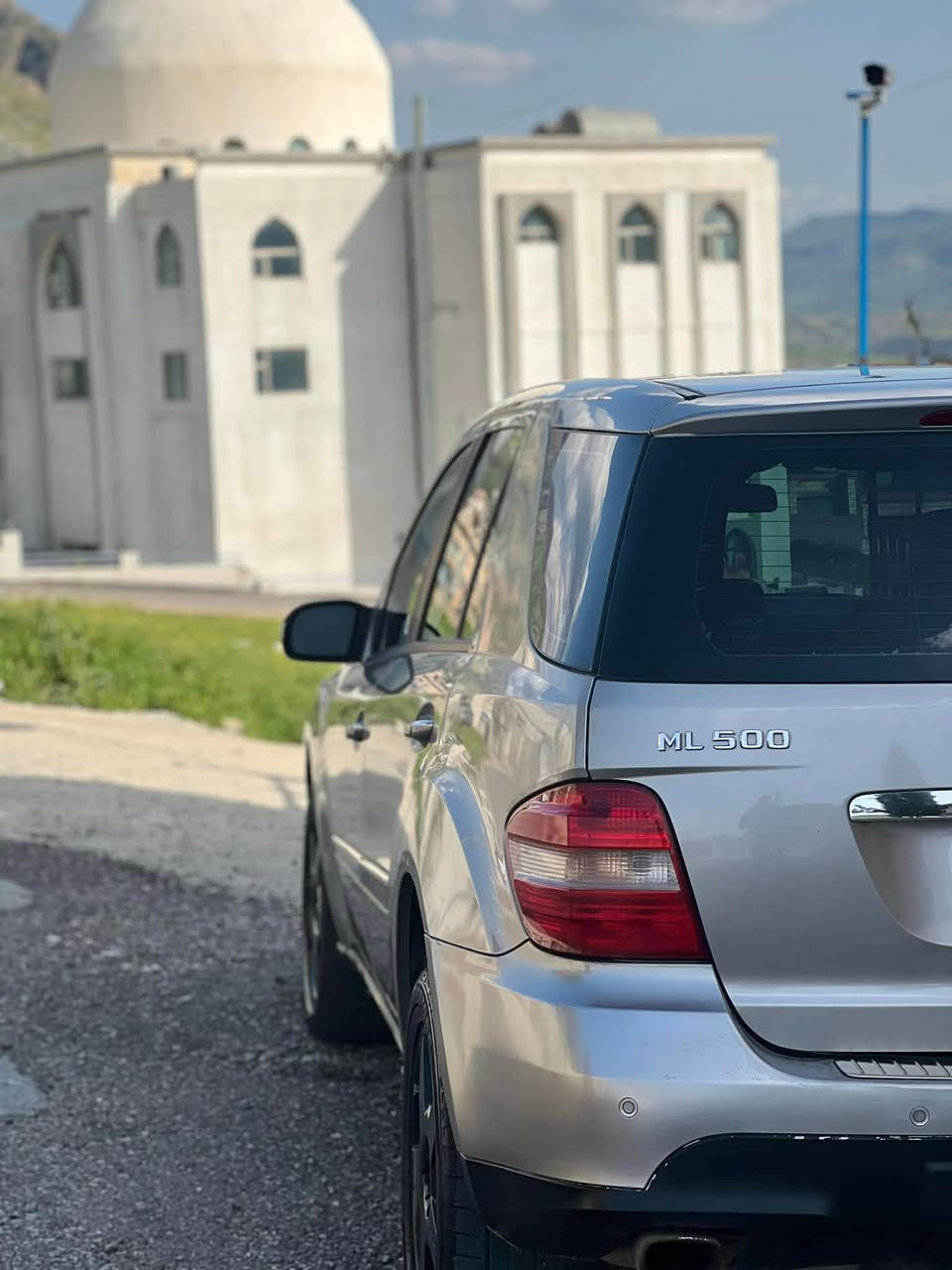 مرسیدس ام ال ٢٠٠٦
تەنها موسە و بۆیاغ بەس جێگای موسەکانی هەیە 
فول مواسەفات مواسەفاتی یەک هەلیکۆپتەری هەیە مەکینەی هەشت پستۆن بی تۆڕبۆ سەرفی بەنزین بۆ سەد کیلۆمەتر پێویستی بە ١٦ لیترە بۆ ناوشار بۆ ڕێگای دەرەەە بۆ سەد کیلۆمەتر ١٣ لیتری پێویستە کۆدی ئاسایشی بەناوی خۆمەوەیە نرخی ٥٥ گەڵاو مامەڵەیەکی برایانە 
*********** دخان, السليمانية
