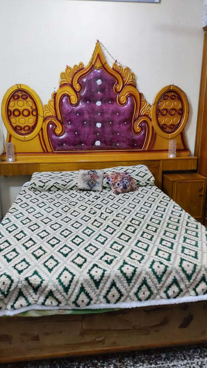 سلام عليكم غرفه 6 ابواب مستخدمه للبيع سعره 350 بدون زاويه للتصال ***********
