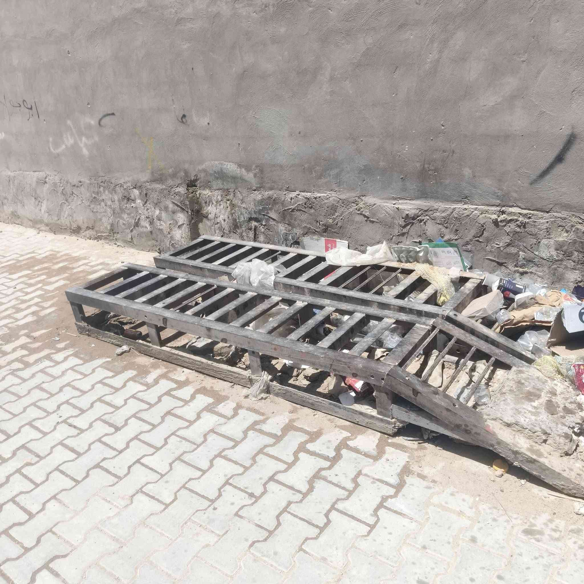 رمبات حديد ثقيل للبيع طول ٣ونص سعر ٣٠٠ بيه مجال قليل ***********
