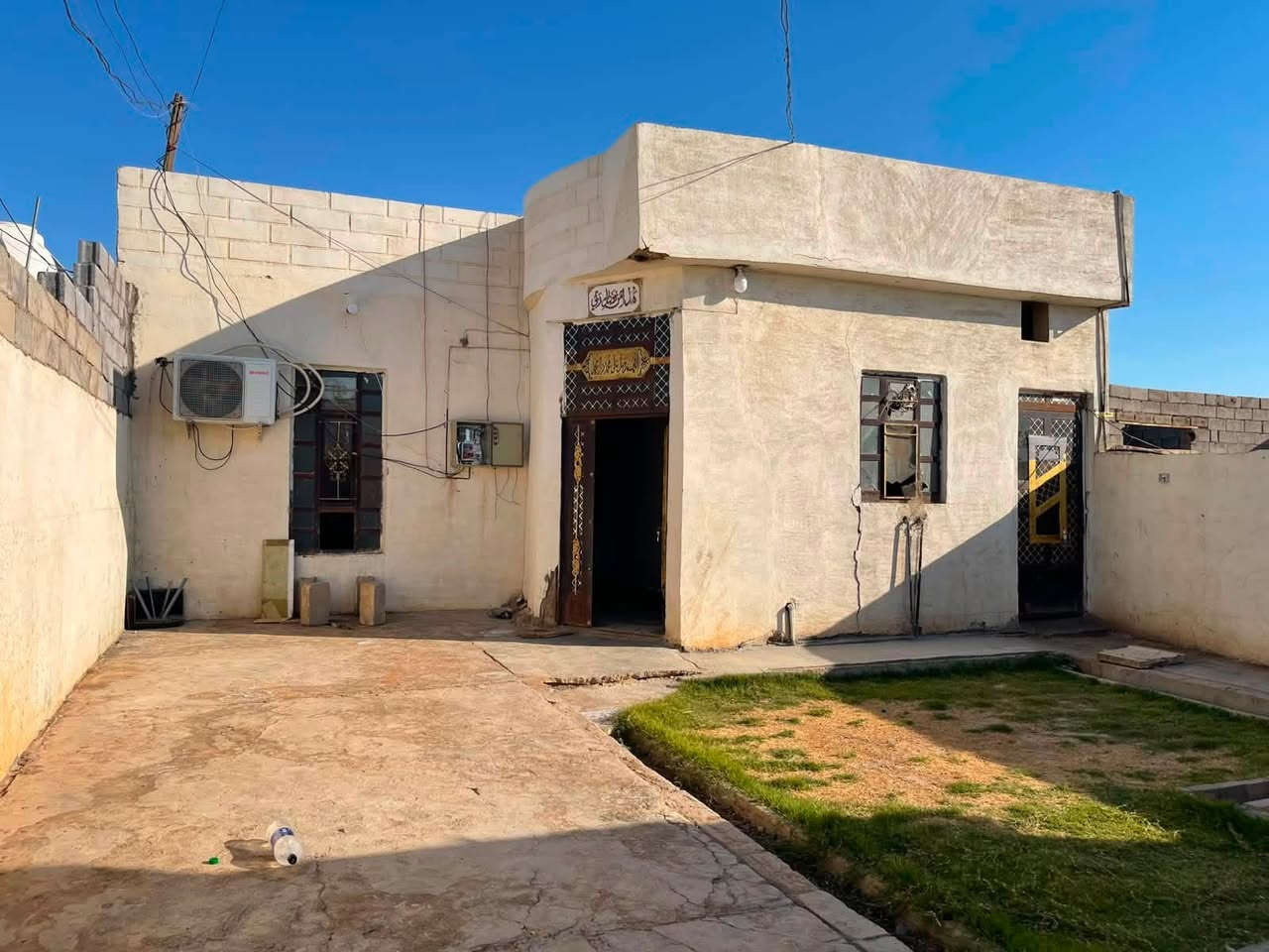 بيت للبيع ٢٥٠ م  مفوض للطابو مرقم بلديه شارع ٢٠ م بناء بلوك ٢٠١٨ طابق واحد  غرفتين وصاله وستقبال ومطبخ وترك وصحيات خارج وداخل 
الموقع حي الزيتون خلف العلوه الجديده  
اللبيع فقط نقد لا مراوس ولا اقساط 
السعر ٤٠ وبي مجال بسيط 
مكتب كريم العبيدي 
للاستفسار 
***********
