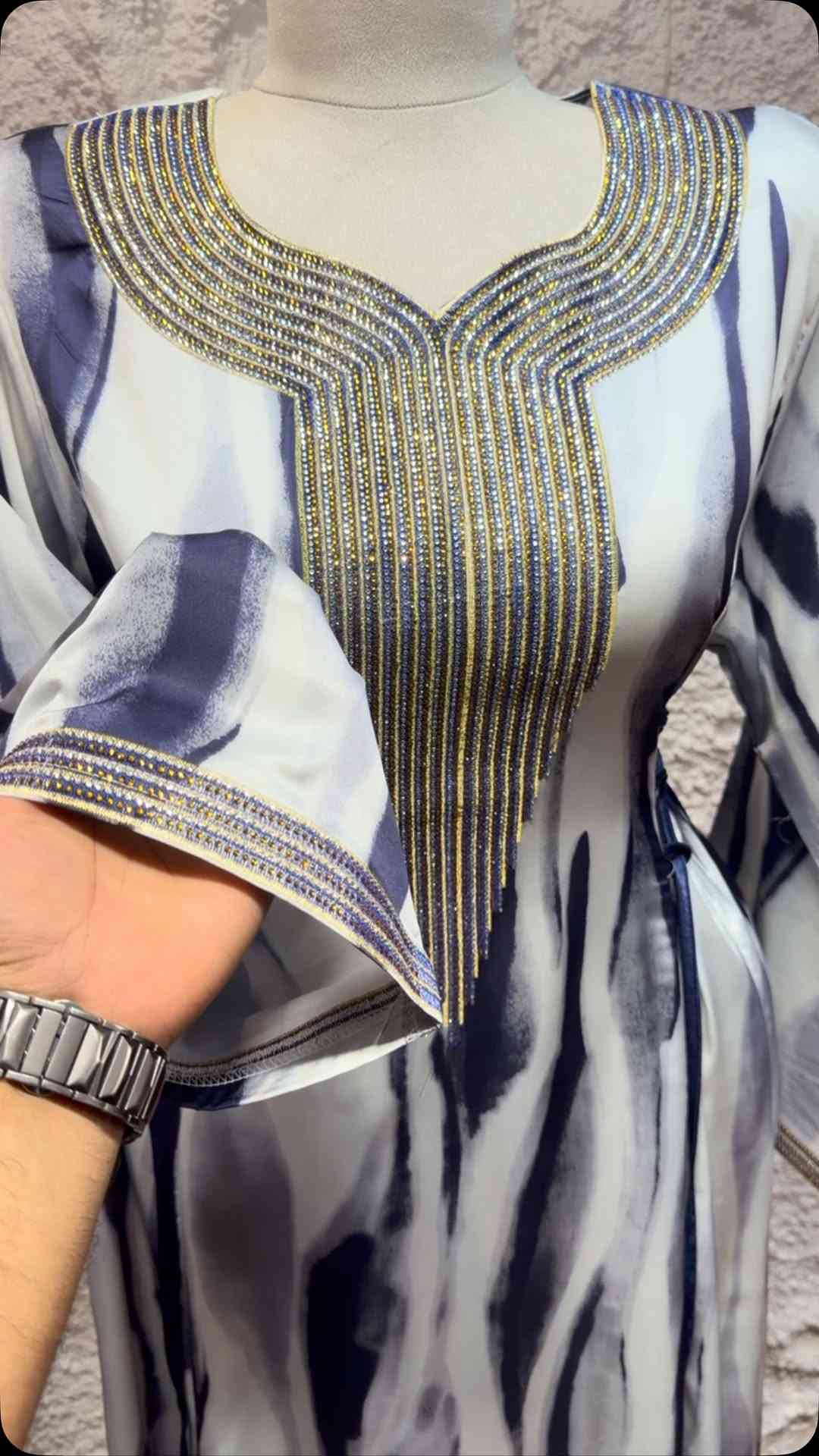 يا مرحبا  خواتنا الغاليات 
  شوفولي جمال واناقة الموديل 
القطع يم بوتيك رمز الاناقة تحفة 
 اما الخامة درجة اولى  واحنا عدنا قاعدة 
القطعه اذا مو اصلية ما ندخلها للمحل 
متوفر جميع القياسات  واذا متعرفين قياسچ دزيلنا طولج وزنج وندزلج القياس الي يناسبج 
للطلب دايركت  او تراسلونا على الواتساب على الرقم ***********
العنوان ميسان شارع التربيه مقابل حلويات سيد نوري
ومتوفر توصيل 5 الاف دينار عراقي إلىٰ جميع المحافظات اما داخل ميسان 3الاف 🚚
