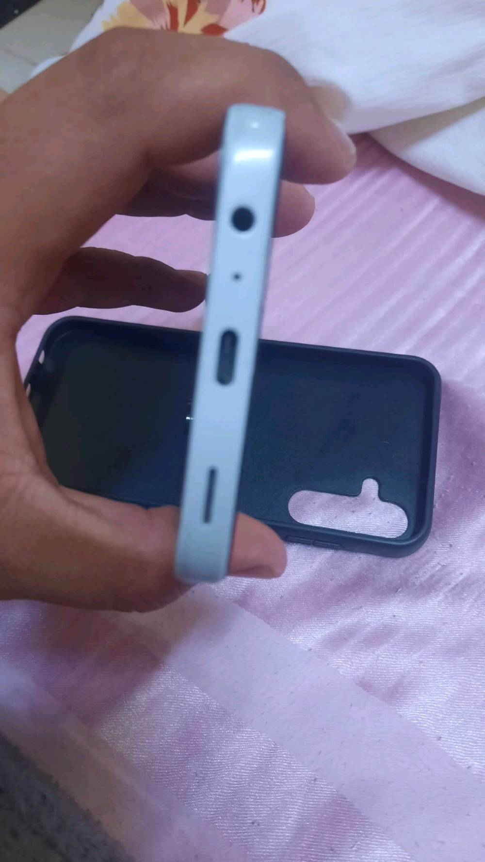 اي 15سامسونك ذاكره 128مبايل ممفتوح وضع شركه فقط فطر بشاشه موضح بصور وكامره لخلفيه شغاله بس بيه غواش تحتاج تنضيف لئن كزازه مكسوره