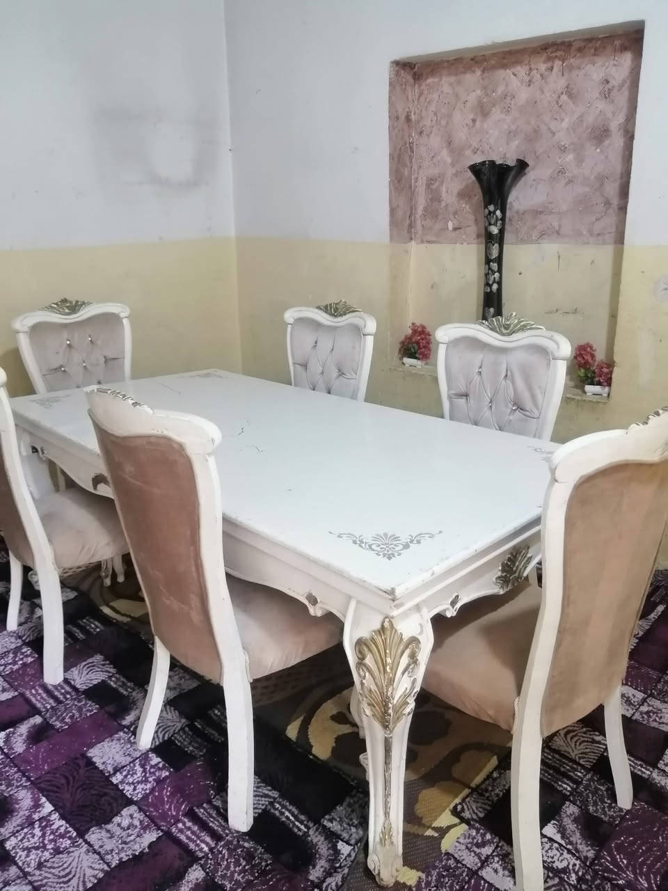 ميز طعام مع الكراسي للبيع للاستفسار ***********
