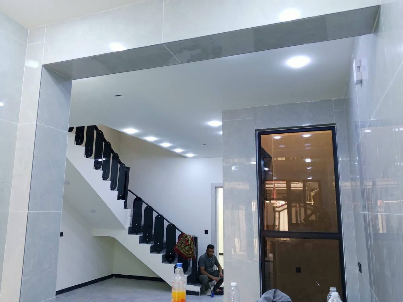 🏠 دار للبيع - حي الجهاد / منطقة الأساتذة
موقع مميز جداً - قريب على شارع الأربع شوارع

📍 العنوان: بغداد - حي الجهاد - منطقة الأساتذة

📐 المساحة والواجهة:
• المساحة: 125 متر • الواجهة: 6.25 م • النزال: 20 م • الواجهة: بورسلين اسباني فاخر 
🏗️ تفاصيل البناء - بناء حديث ومرتب:

الطابق الأول:
كراج سيارة + صالة واسعة + مطبخ بارد وحار + هول داخلي كبير + شلال داخلي + غرفة نوم + صحيات + منور خلفي

الطابق الثاني:
3 غرف نوم + 2 صحيات منفصلة

الطابق الثالث:
غرفة نوم كبيرة + مطبخ + صحيات + سطح أمامي

✨ بيت نظيف وجاهز للسكن، بناء درجة أولى.

للاستفسار والمعاينة:
📞 ***********
📞 ***********
