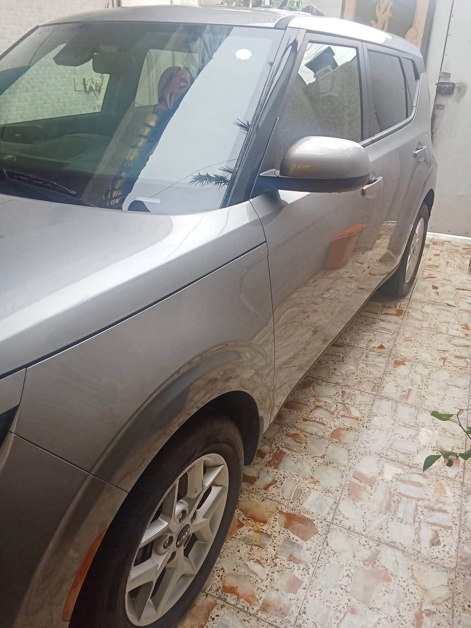 كيا صول
الموديل 24 
السياره كلين تايتل كفاله من الغرق 
ماشيه حاليا 14 الف مرقمه بغداد بسمي 
السياره بيهه فقط هذا اللي بالصندوق وتصلح PDR درجه اولى 
مكان السياره بغداد الجديده 
السعر 155 مجالهه جدا بسيط 
*********** 
متوفر واتساب فقط

نص مكتوب في الصور:
- 96729055X