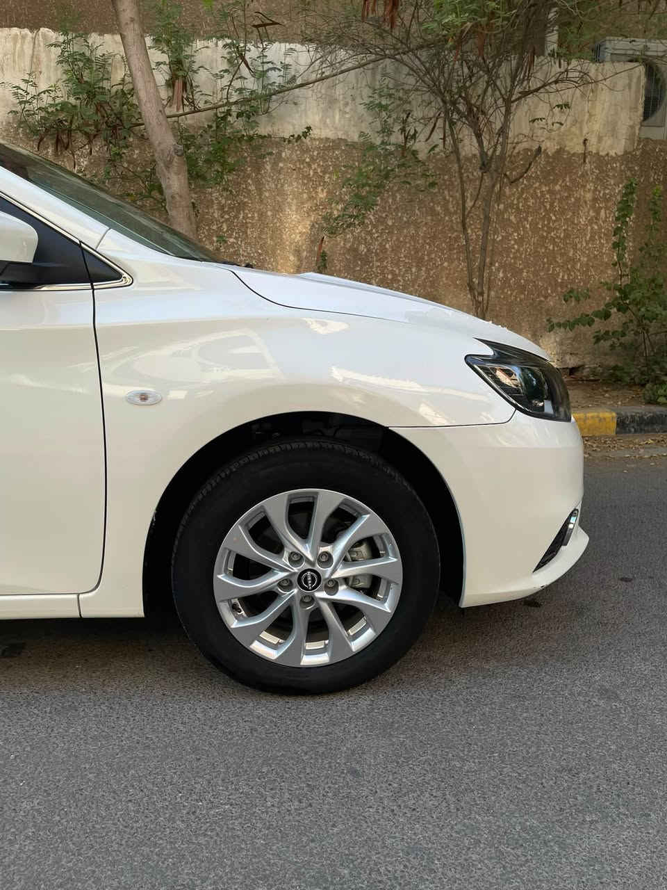 النوع:نيسان سنترا  هندي 😉
الموديل :2025  ✅
الون :صدفي ابيض 
ضمان السور  بعدها بل ضمان❤️ 
مدوشمه حراري بل كامل وجاهزه. 
عدد المسافه:11km  
مواصفات✅ 1/1 فول الفول 
فتحه سقف تحكم ستيرن ✅ 
السياره عله وضع شركه 
السعر 21/250 مليون   
 السياره مكفوله  من بارد وصبغً
فقط بيها طخه خفيفه بل باب خلف سايق خفيفه كلش 
العنوان. بغداد حي تونس رقمي 
***********
