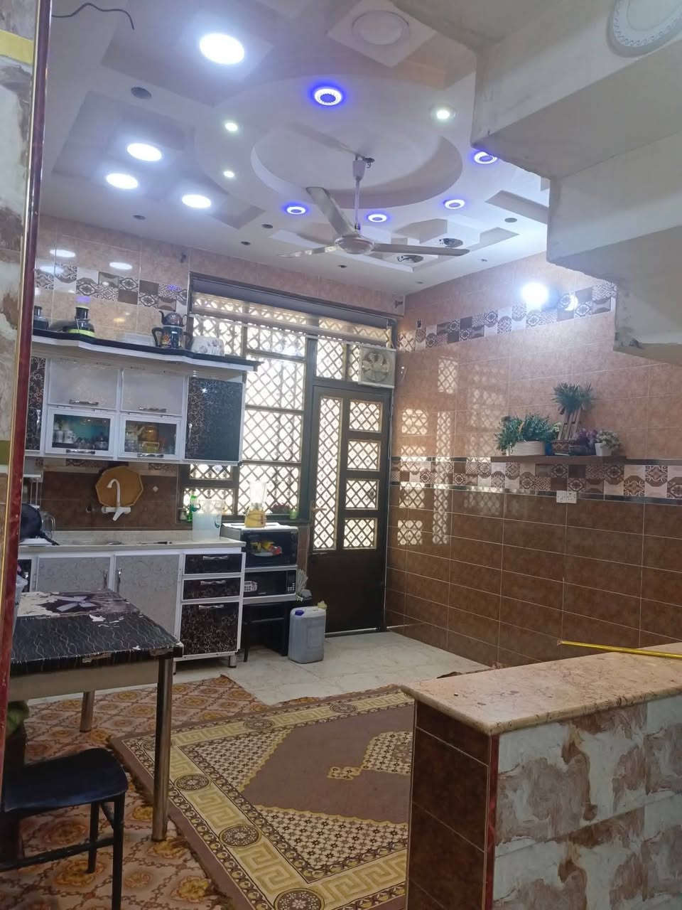 دار ١٥٠ متر طابو زراعي ٢٥ استقبال 6×4 غرف عدد2
الطابق الثانی غرف2+غرفه سویت 8×4+حمامات في كل طابق كاع ابو رشاد دخولها من منطقه المعوقين الكماليه وحي الرائاسه. شارع تجاري،15م +محل بالبیت السعر 180الرقم‪‏‪***********‬‏
