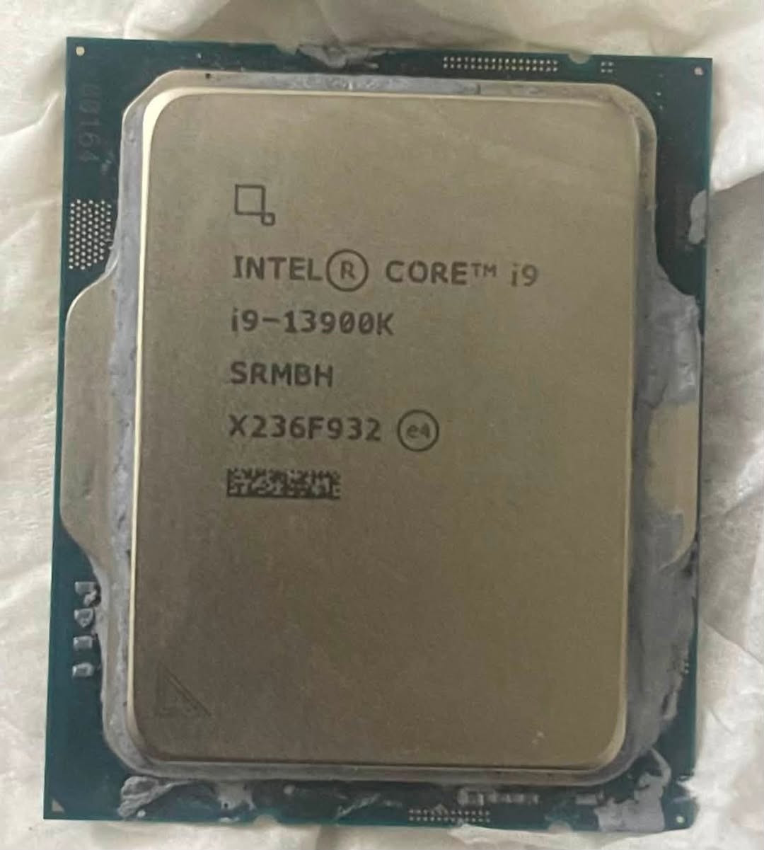 السلام عليكم 

عندي هذا الi9 13900k على العدادات البورد الطبيعي يسوي blue screen بس من تسوي 5.4ghz و هاي العدادات الحاطهن بل صورة شغال طبيعي اي مشاكل ما بي للبيع  
السعر 350 الف مكاني بغداد ***********
