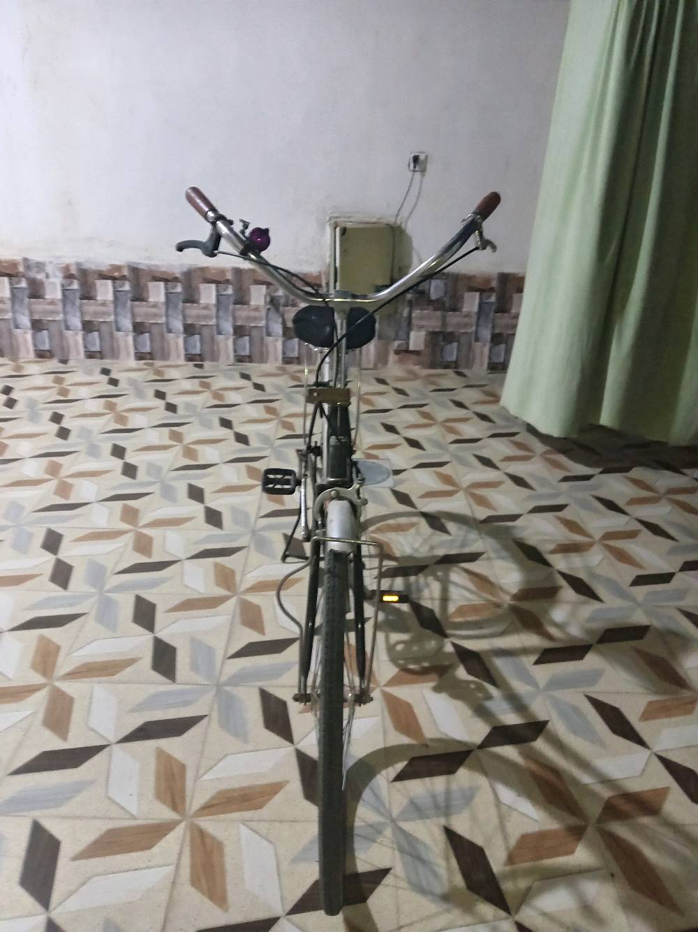 سلام عليكم بايسكل للبيع بايسكل حلو و مرتبه فحص أمامكم و يجي ويا بم +قفل مال بايسكل سعر ٦٥ بي مجال لحد ٥٥ الف قفل للاستفسار و اتصال واتساب *********** عنوان تأميم قادسيه الثانيه قرب مدرسة الحوراء 