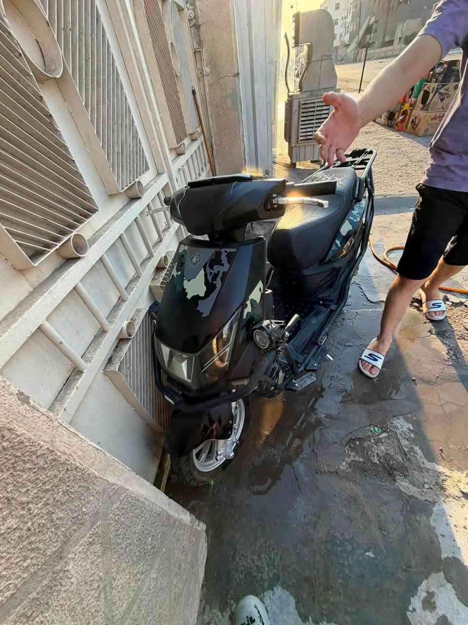 السلام عليكم ورحمة الله وبركاته دراجة شحن للبيع كامله مكمله ستاند مكسور موجود إذا تكدر سوي ٧ بطاريات من مؤيد طياره مخذه مليون وربع صندوق ويه ومرايات وجامه اماميه رايده٧٠٠ وبيه مجال العنوان الامين ثانيه الرقم***********
