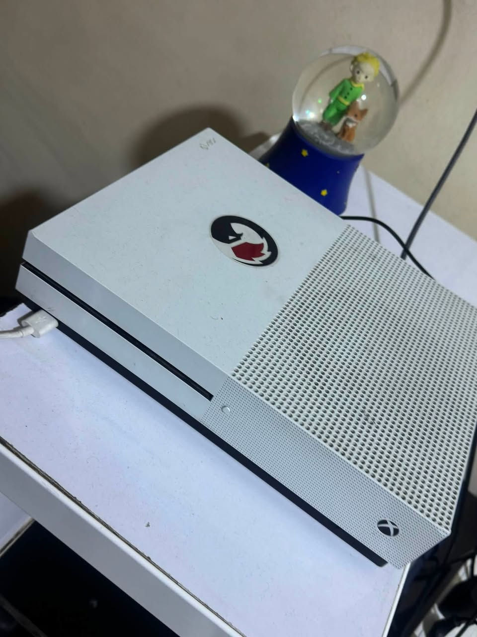 Xbox one s
واحد تيرا بايت 
غير مفتوح 
مع يدة اصلية ويدة كيم سر احترافية كيمنك 
سعره ١٧٥ الف 
يوجد توصيل متوفر واتساب او خاص 
***********
