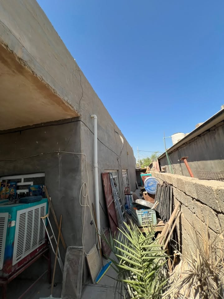 بيت للبيع بحي سكينه مساحه 275 كامل من كلشي 
مضيف وهول وغرفتين ومطبخ وحمامات داخلي وخارجي 
سقف صب السعر خاص او الاتصال على***********
