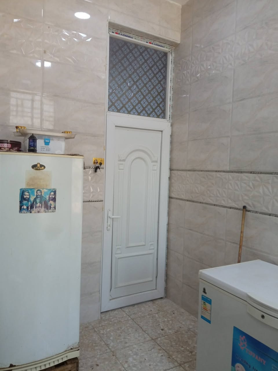 السلام عليكم بيت للبيع في حي الصدرين فرع المولده قرب الساده البوخطه 120متر الواجهه 7ونص والنزال 16متر نقصه فرشي ولبخ الواجهه بناء حديث غرفه نوم وكليدور واستقبال ومطبخ وصحيات داخليه وخارجيه طابو صرف زراعي السعر ب70وبي مجال للشراي للاستفسار ***********
