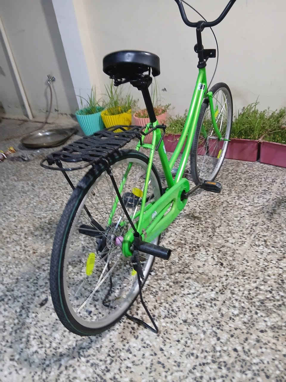 بيسكل للبيع BDلون تفاحي والله البيسكل كلش نضيف بي بس شخطتيت مال الحاويه كدام
عينكم النضافه السعر120وبي مجال
