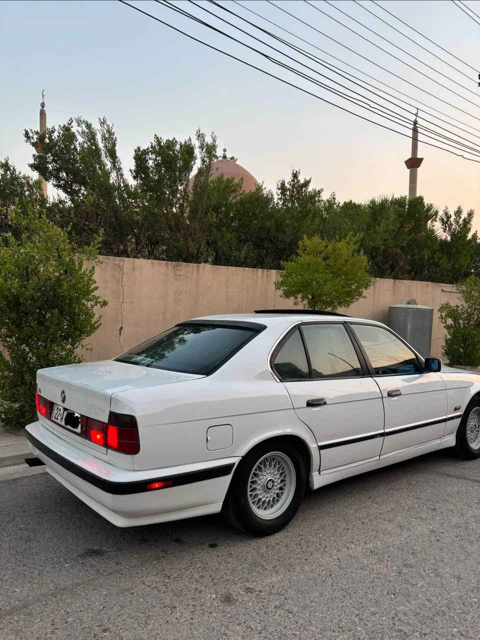 بئيم مو ديل ١٩٩١ ٥٢٥ فول موا سفا ت سي به رده بيلا دكا ميره  ترا كشن  ده بل جه كمه جه   فو رميكه كو شن بيلادي    ره قه مو سه نه وي نويه وه كا له وبه ناو كردن به شه رته    ته بريد له كه ل سولفي   سيا ره كه هي ده ستي خو مه   هه مو كيا ني به شه رته مو سو براوه به شه رته  بو ياغ عا منييه من به عا م ده يفرو شم بيشو بشتي كه بسه   سعري ٥٣ معا مه له  كي كه م بو زا نيا ري زيا تر *********** وا تسئا ب فا يبري له سه ره أربيل, العراق
