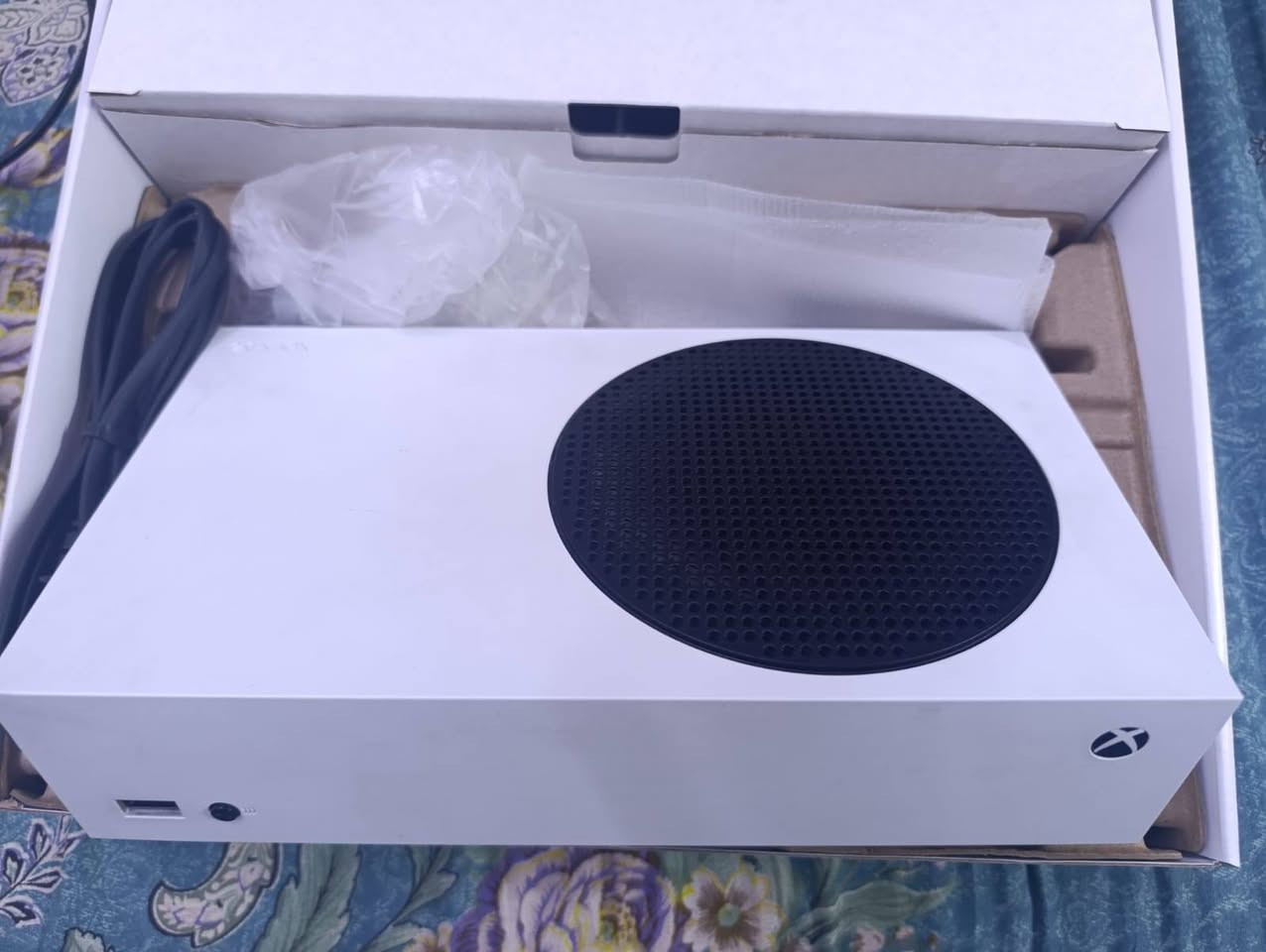 Xbox Series S للبيع - استخدام نظيف! 🎮🔥
السلام عليكم، عندي جهاز Xbox Series S مستعمل بحالة ممتازة للبيع، الجهاز قوي ويدعم كل ألعاب الجيل الجديد بكفاءة عالية.
​تفاصيل العرض والمواصفات:
​حالة الجهاز: نظيف ، الجهاز ممفتوح ولا داخل صيانة أبدًا.
​الملحقات:
​يدة التحكم الأصلية للجهاز.
​يدة إضافية ثانية من شركة Razer.
​ملاحظة بخصوص اليدة: منفذ الـ Type-C بيدة التحكم بيه مشكلة بسيطة، ولذلك مركب بداخلها قطعة بطارية شحن ممتازة بمكان البطاريات؛ تشحنها وتلعب بيها وايرلس (بدون واير)، وإذا تحب هم تكدر تربط بيها واير وتلعب مباشرة.
​📸 الصور المرفقة بالمنشور توضح حالة الجهاز والملحقات بالكامل.
​السعر: 345 ألف دينار (وبيه مجال ).
​المكان: بغداد / الكرخ
​للتواصل: ***********
