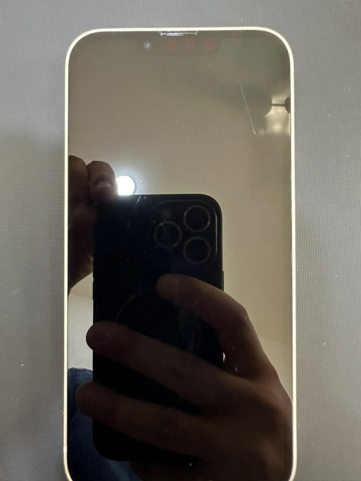 إليك المنشور النهائي والكامل، جاهز للنسخ والنشر مباشرة:
آيفون 13 عادي (iPhone 13) للبيع 📱✨
 * النسخة: شرق أوسط (رسمي) 🌍
 * اللون: أبيض (Starlight) 🤍
 * الذاكرة: 128 جيجابايت 💾
 * نسبة البطارية: 87% (بلادية) 🔋
 * حالة الجهاز: جهاز بلادي ونظيف جداً، يوجد شخط خفيف جداً بالشاشة لا يؤثر على الاستخدام نهائياً (ما يبين إلا بالتركيز القوي).
 * الملحقات: الكارتونة الأصلية متوفرة 📦
📍 المكان: كربلاء
💰 السعر: 450 ألف (وبيه مجال للطيبين)
📞 للتواصل: الخاص أو الاتصال على الرقم: ***********
