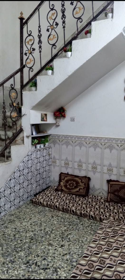 بيت للبيع حي النداء 50متر قرب شارع الكفيل أو المدرسة الورديه يتكون من طابقين الطابق الأول استقبال طول 6امتار وربع وصاله ومطبخ على طول الممر اما الطابق الثاني يتكون من غرفتين ومكشوفه السعر 46وبي مجال للاستفسار الاتصال على رقم ***********او واتساب

