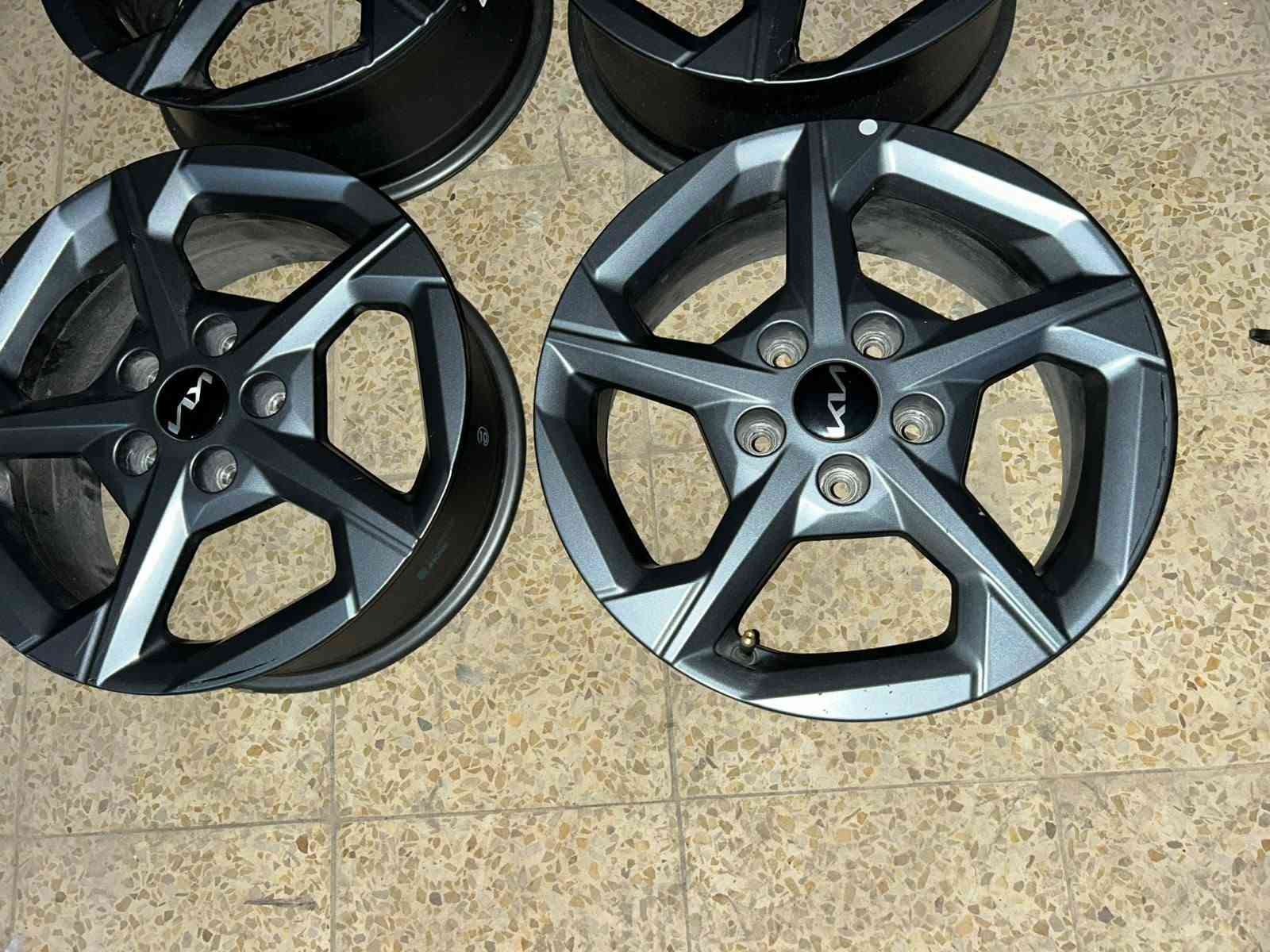 ويل k4 حجم 16 نضيفات بس واحد بيهم شويه بيه شخوط سعر 300 رقم ***********
