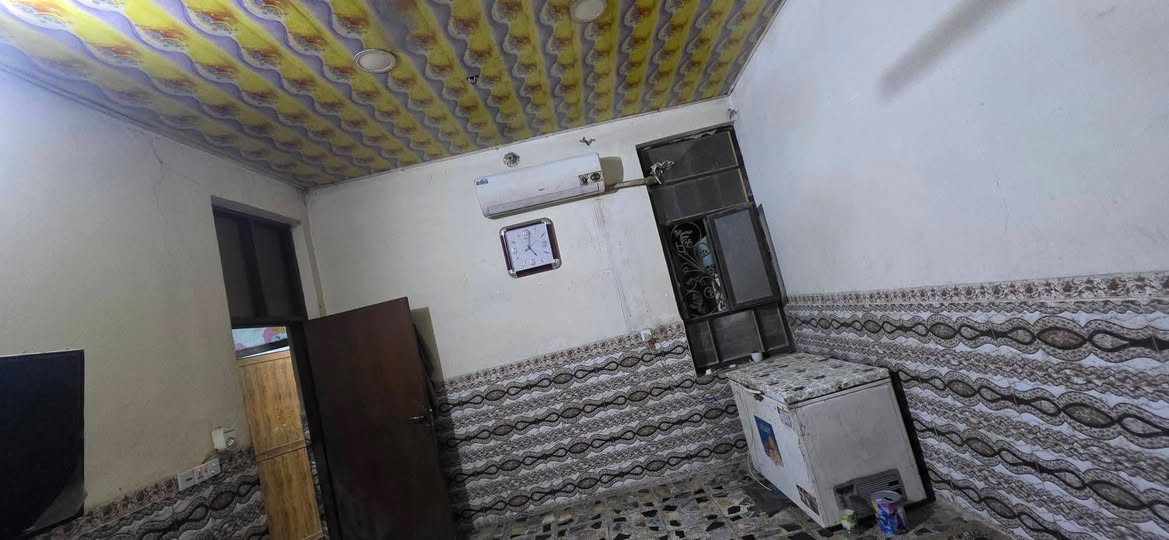 السلام وعليكم
دار للبيع مساحة 155 متر منطقة سبع قصور شارع ابو احمد اول فرع فرع جدا مميز صغير وعريض يربط رأس الفرع الاول بشارع ابو احمد والرأس الثاني بالشارع الرئيسي يعني مربع جدا هادئ ومميز متكون من 5 بيوت خلف عيادة محمد هاشم مباشرتا البيت اول بيت عن الركن 
مقرنص ومجاري ديشتغلون وصلوا بظهر البيت يعني بالفرع الي قبله راح يوصلون اله بيت مساحته 155 طابوك عالي عن الشارع بناء جديد 2017 سقوف ثانوية ارضية سيراميك البيت كله طابوك درجة اولى يعني بيت فول الفول ارضية كاشي سطح شتايكر واجهيته مرتبه يعني بيت فول 
متكون من استقبال وغرفتين وصالة(مطبخ) وحمامات داخلية وحمامات خارجية وحوش كبير البيت بسعر مناسب وخدماته فول رأس الشارع كلشي متوفر خطوتين عليك يعني بيت تبارك الرحمن 

السعر جدا مناسب فرصة استثمارية وعقارية متوفر واتساب على الرقم التالي
***********
