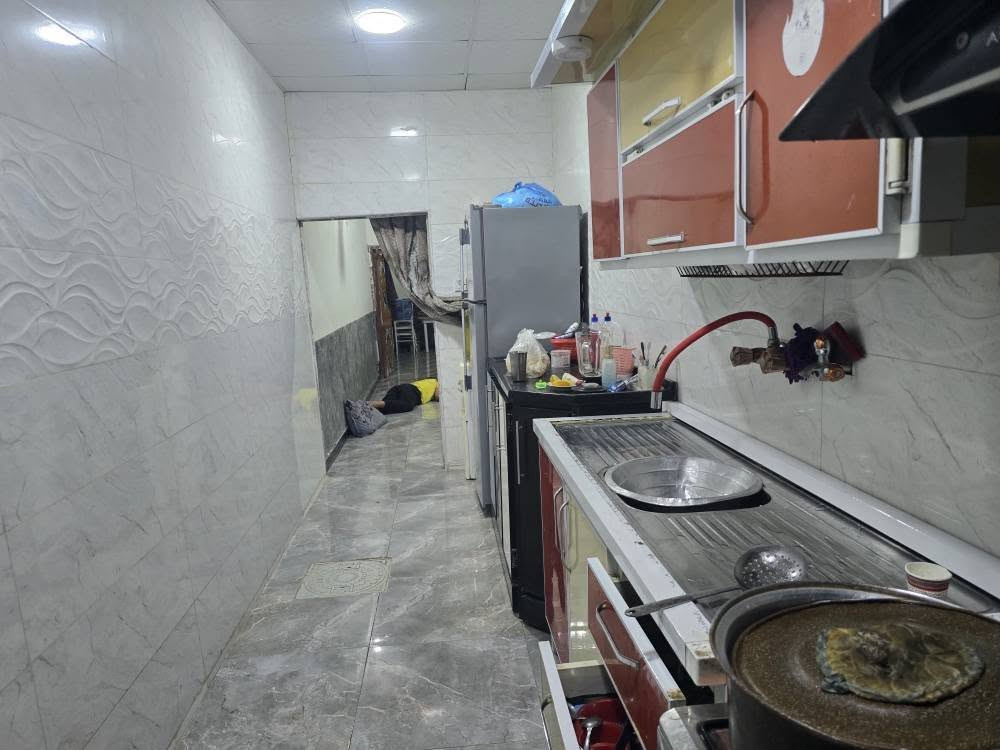 بيت للبيع مساحته ١٠٠ متر عنوانة نجف شارع كربلاء عامود ١٢٣ طريق ياعلي منطقة الهرموش يبعد  عن الشارع ٥٠٠ متر  قبل فترة طالع منه البنه البيت مشمول بلتطويب ومرقم ومرفوعه اله معاملة خدمات متوفرة مدارس قريبة يحتوي على  
غرفة ٤/٥
صالة ٥/٣ونص
مطبخ ٤/١.٨٠
استقبال ٤/٣.٢٠
طارمة ٣/٤
للبيع سعرة ١٦ وبي مجال بسيط هذا رقمي 
*********** النجف, العراق
