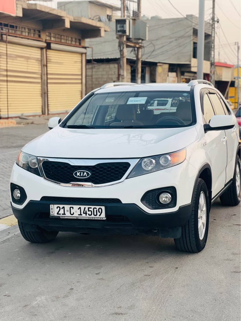 kia sorento 2012 
بۆفرۆشتن 
١٨٥ هەزار رۆیشتووە و تبرید مرکزیة 
وەرەقەی بەنزین و سەنەوی و کامل بەناو خۆمە 
سەیارەکە پاکە و بێ کێشەیە هیچی پێوە نیە غەیری دوو پارچەی بچوک لەسەر سنوقی پشتەوە 
گێر و مەکینەی کەپسە و دەسکاری نەکراوە 

*********** Singapore
