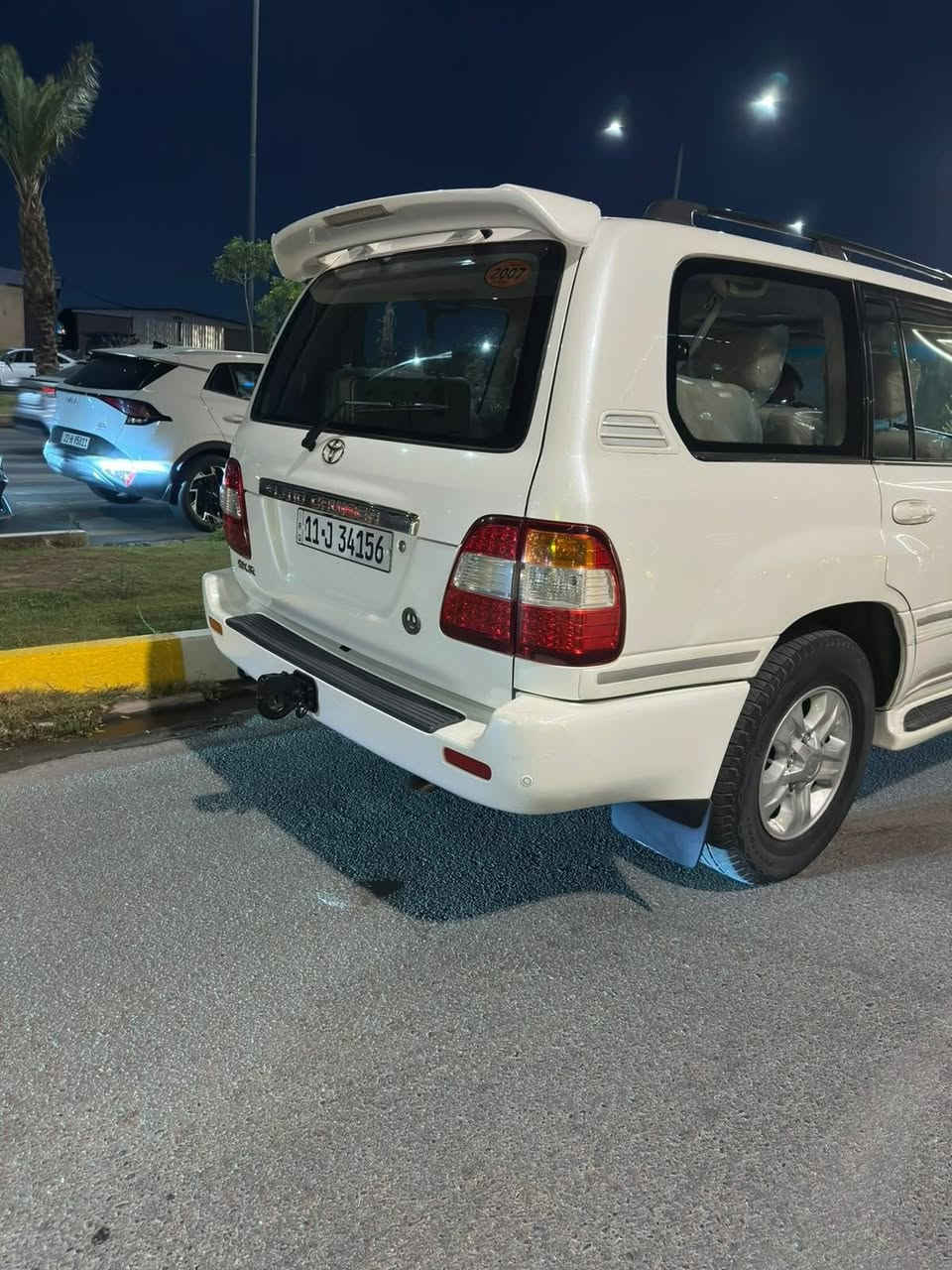 السلام عليكم لاندكروزر موديل 2007 اصل لون ابيض صدفي فول مواصفات مكفوله كفاله عامه التبديل و الضرر فقط شبر صبغ بالجاملغ الامامي الايسر كير مكفول تخم تاير صدر امامي خلفي جديد7 راكب ثلاث قطع تبريد وثلاجه جانبيه زراك لايت اصلي  بلادي دبل تانكي احساس امامي خلفي  دبل فيت بم هوك خلفي محرك 6 سلندر فور ويل 4/4 شغال اكسل مكفول امامي خلفي ممفتوح نفتحه سقف الداخل نضيف جدا مقاعد مخمل ماشيه 140 قابل للزيادة رقم بغداد السيارة بسمي ثاني يوم التحويل للاستفسار ***********
