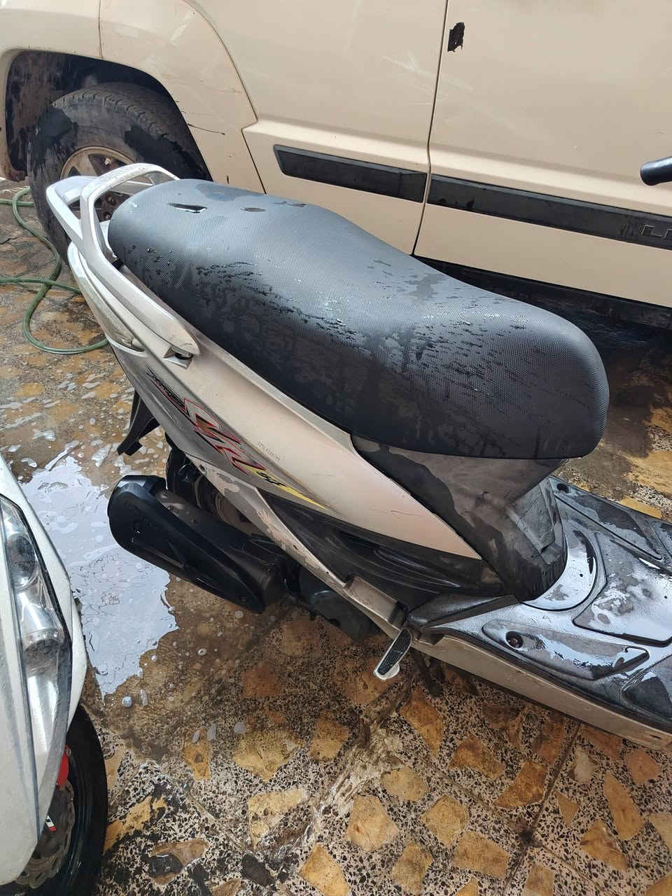 سلام عليكم دراجه كامكو جي فور صارله ٣ اشهر من اخذتها حاويه برغي ما مفتوح بيها دراجه ناعمه ونضيف كفرات اصليه مختمه تواصل *********** واتساب او فيس بوك متواجد السعر ٧٠٠ والشراي يشلع عيوني
