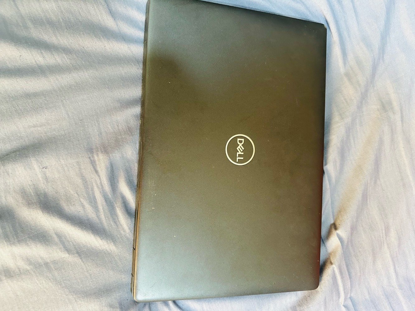 Dell Latitude 5400
سنة التصنيع: 2020 (مكتوبة على الملصق). 

لكن موديل Latitude 5400 ينزل بعدة نسخ، لذلك لا أقدر أحدد المعالج والرام والهارد من الصورة وحدها. المواصفات الأساسية التي يدعمها هذا الموديل هي:

* الشاشة: 14 بوصة (HD أو Full HD حسب النسخة)
* المعالج: Intel Core i3 / i5 / i7 الجيل الثامن (U-Series)
* كرت الشاشة: Intel UHD 620، وبعض النسخ تأتي مع AMD Radeon 540X
* الرام: DDR4 حتى 32GB (منفذين)
* التخزين: SSD M.2 NVMe أو SATA SSD، وبعض النسخ تدعم HDD
* المنافذ: USB 3.1، USB-C (بعض النسخ مع Thunderbolt 3)، HDMI، LAN، قارئ microSD، منفذ سماعة 3.5mm

مصار هواي من اخذته وما استخدمته قليل لان انشغلت 

اخذته ب650 الف

السعر الحالي 
550 الف 
الاستفسار  ***********