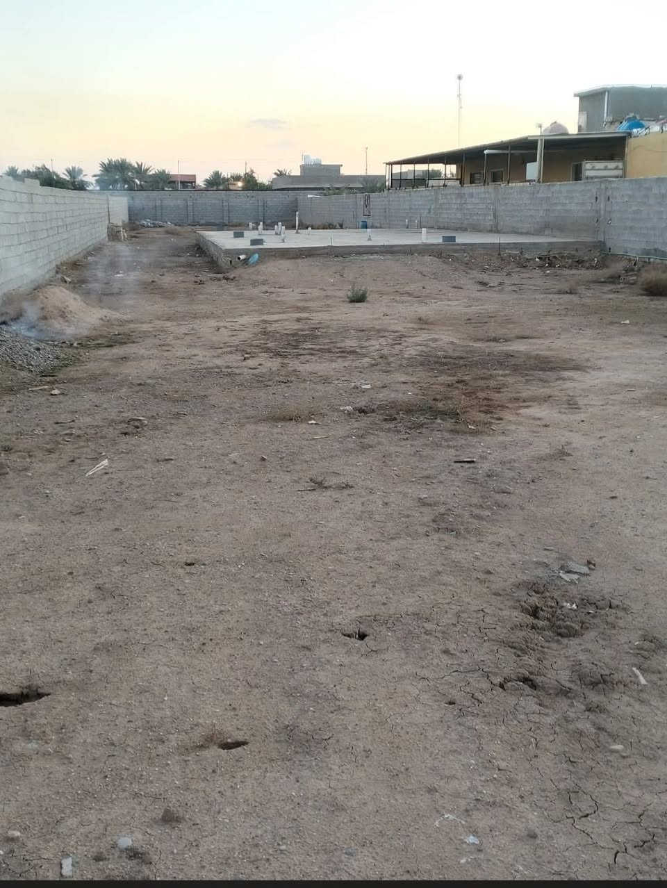 قطعه 1550م طابو صرف باسمي الواجهة 15ونص والنزال 100م عرض الشارع 20م يوجد فيه رفت مساحته 250م في منطقه الاوسمه والانواط قرب البنزين خانه مال بانزين الرقم والاستفسار (***********)(***********)
