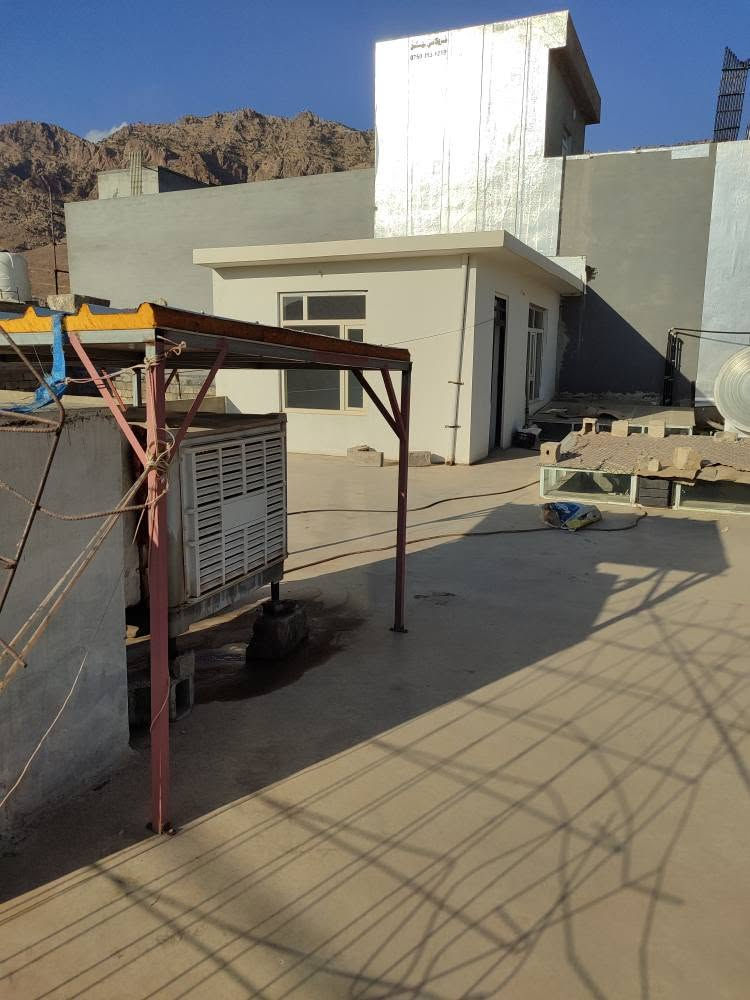 خانوو بۆ فرۆشتن لەڕانیە گەڕەکی میدیا 
 200م  ڕوولەقیبلە خوار بیری خووڕشید
 نزیک جادەی 40م خانوەکە کامل مواسەفاتە کۆڵانی فراوانە بۆزانیاری زیاتر پەیوەندی بکە /سەرداری خانووبەرە 

 ***********
 *********** رانية, السليمانية

نص مكتوب في الصور:
- سەرداری خانو و بەره *********** *********** 200 م له گەڕەکی میدیا بۆفرۆشتن کامل مواسەفات نزیک جادەی 40م خوار بیری خورشید