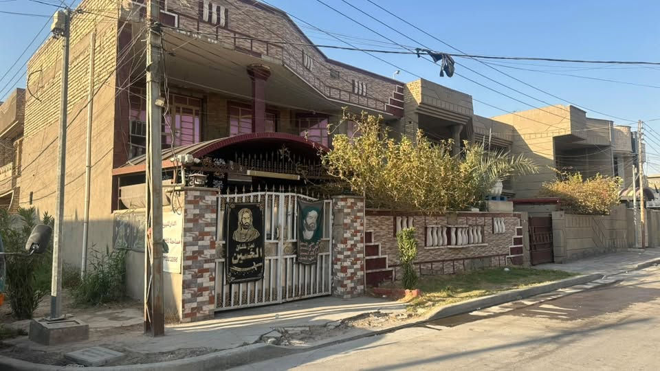 السلام عليكم
الدار للبيع المساحة ١٨٠ م طابقين ركن على شارعين واجهة ١٠ 

يحتوي كراج وحديقة 4 غرف نوم 

📍الموقع : الأمين الثانية شارع ٢٠ قرب المدارس

للأستفسار ***********
