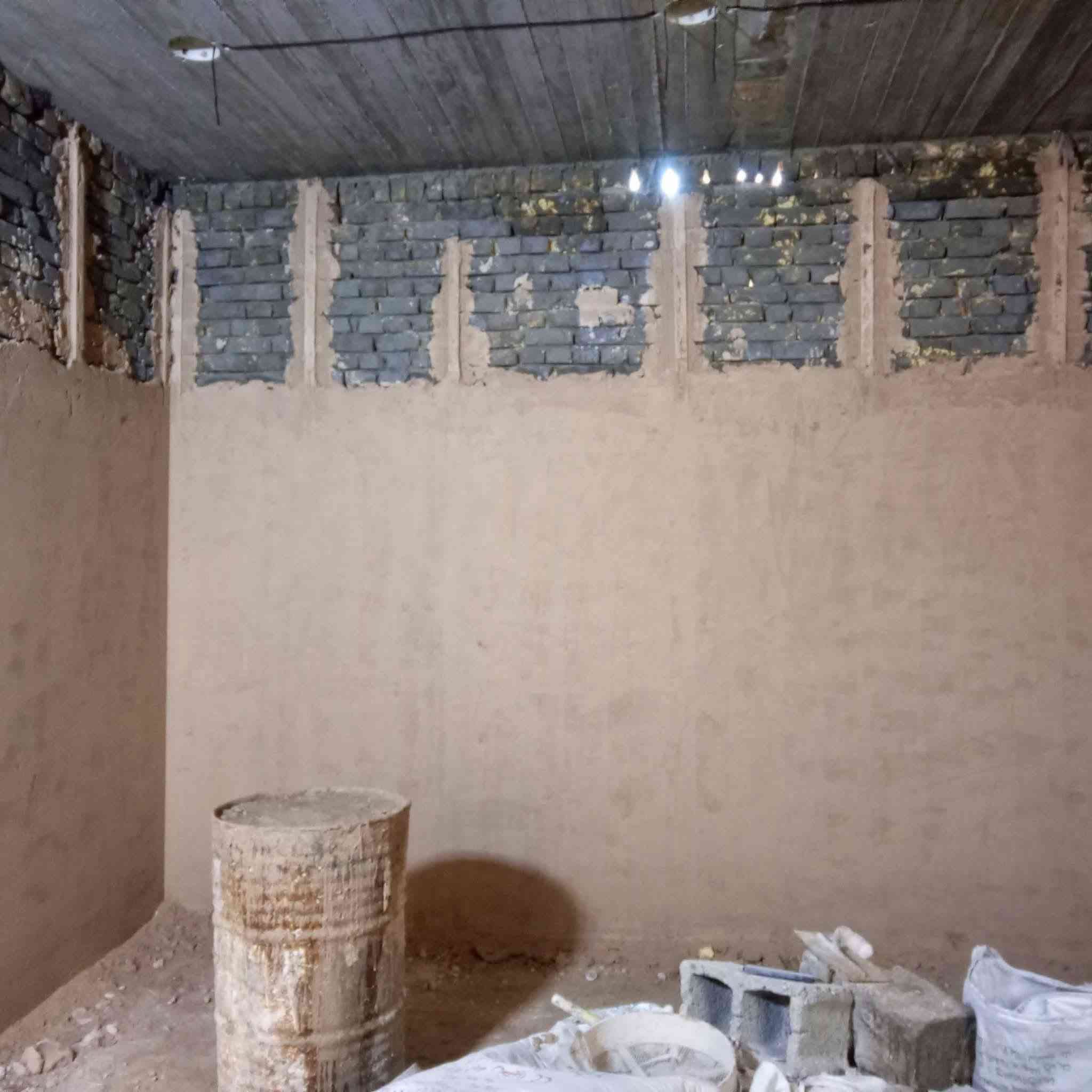 السلام عليكم خلفه البخ متفرغ جص اسمنت اجراره وسقل شغلي مكطوعه وعل متر وبل يوميه متواجد رقم تلفون ***********

