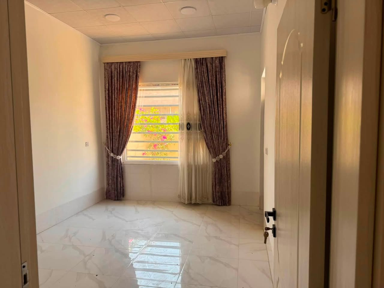 🏘🏘بيت للبيع ديالى خانقين / داره كوناره زراعي فرع نانه وخانى دايك / طابق واحد 

2 غرفة نوم واستقبال وصالة داخلية ومطبخ مجمع صحيات وكراج سيارة وحديقة صغيره 

فول سراميك وسقف ثانوي ودكت مبرده مركزي 

السعر / 75 مليون بي مجال 

للأستفسار اكثر اتصال بالارقام فقط 

***********
***********
مكتب فريا موفق للعقار
