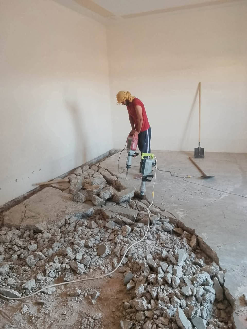 سلام عليكم  / يوجد كادر عمل جاهز/ تصعيد مواد/ تنضيف بيوت/ تفليش/ تكشيط/ تنضيف حدائق/ دفن نهري  / شقلنه ليل ونهار   /ومعداتنه جاهز/ ماعليك بس تصال على رقم  /     *********** /
