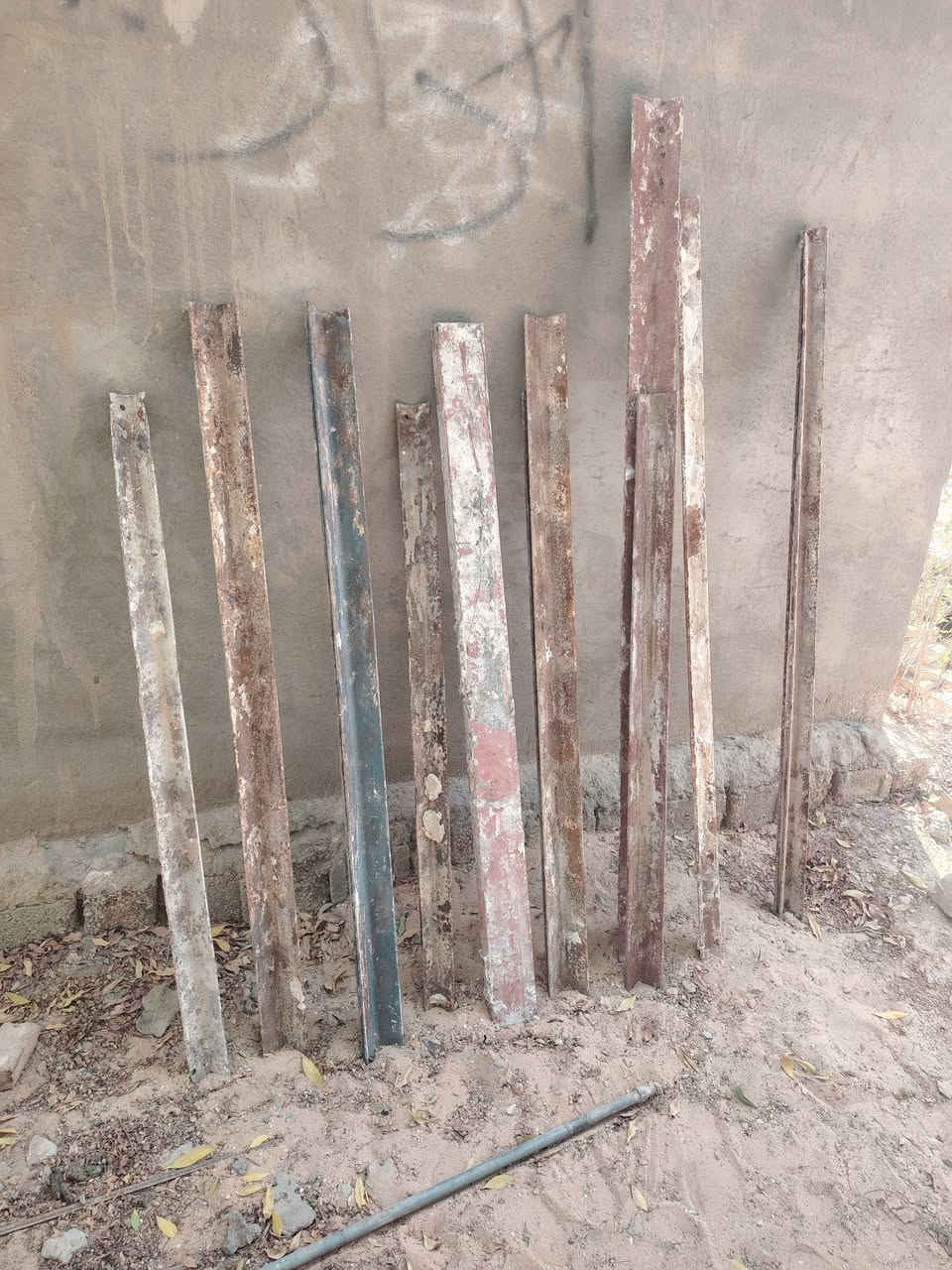 شبابيك وهنكلاين. للبيع . ويوجود شيلمانه مترين ومتر ونص  تواصل واتساب ***********
