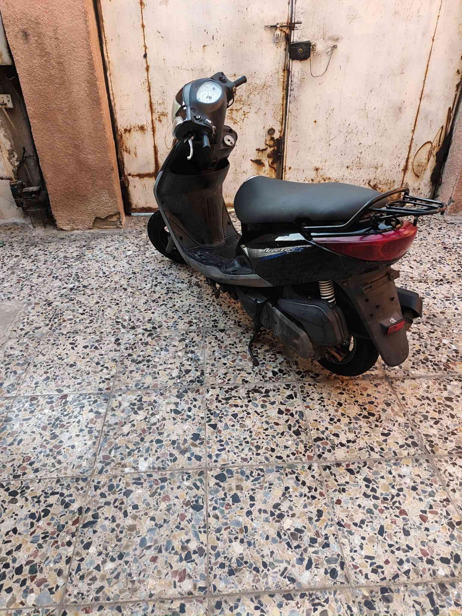 السلام عليكم دراجه بريز بغبغاء جديده باغي مابيهه نقص مكينه جديده لامفتوحه ولامجفته شلعه معدل خير من الله تايرات جدد كفرات لك ختم واحد السعر ١١٠٠مليون وميه وبيهه مجال مكان بغداد الشعب شارع الصحة ***********
