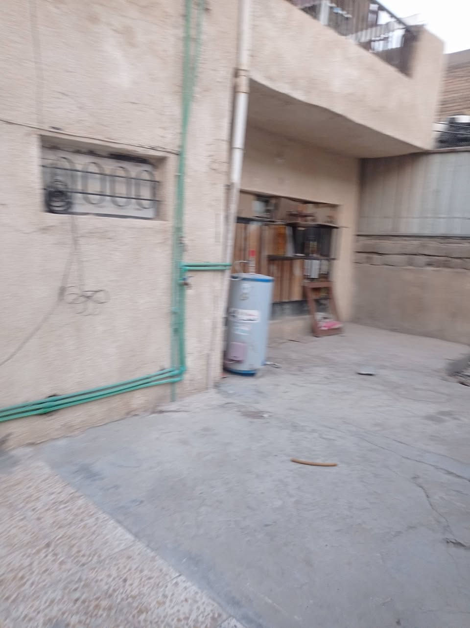 السلام عليكم بيت للايجار بلنفط بقرب المستوصف بشارع افران البركه طابق ارضي استقبال كبير وهول ونوم ومطبخ وترك وكراج للتواصل ***********
