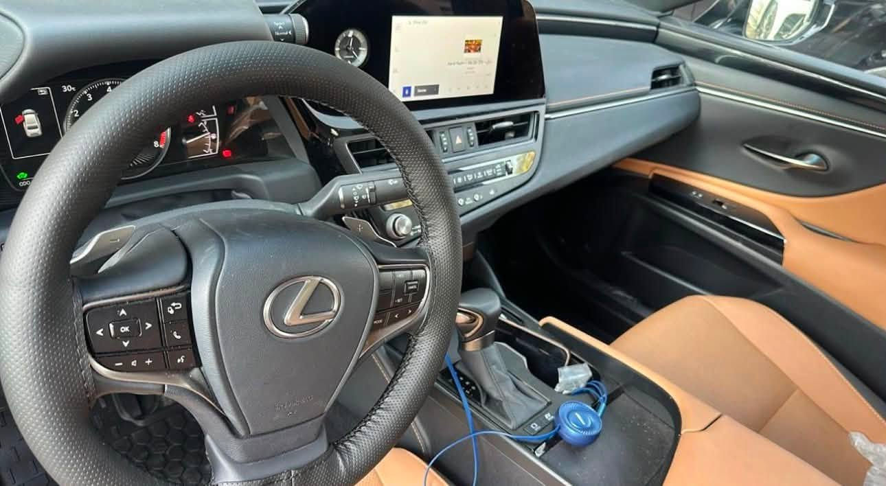 LEXUS ES 300h 2025
وكالة شريكة صباح نعمان خليجي 
مكفولة كفالة عامة مابيها نقطة 
ماشية ١٧ الف كيلومتر 
رقم اربيل بسمي 
مكان سيارة اربيل 
***********
