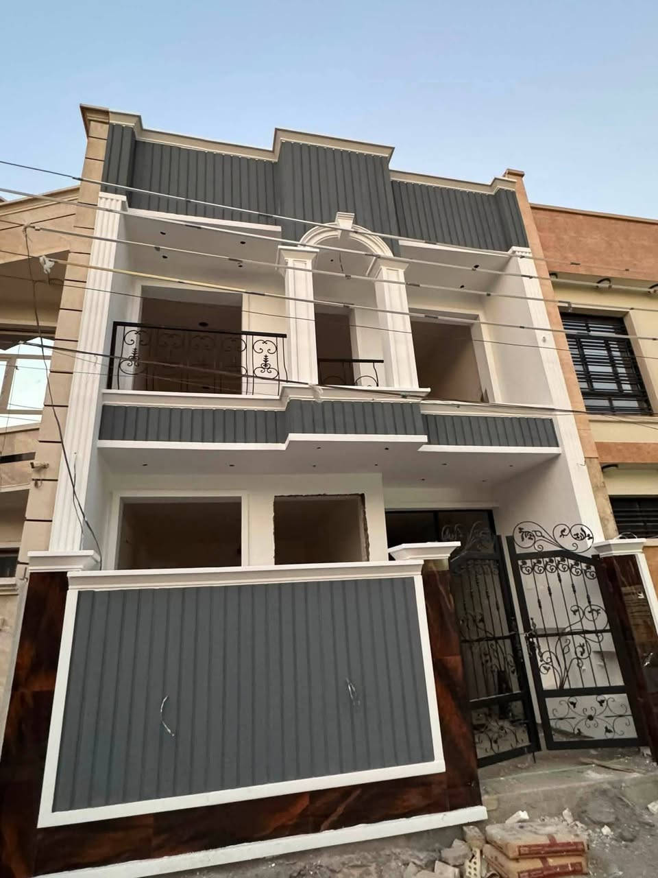 #مكتب_الشغف_للاستثمار_وتطوير_العقار
🏠#دار_للبيع   100متر واجهيه 6،25متر نزال 16متر
 بناء طابقين حديث 

يحتوي البيت. ع[3غرف نوم -استقبال -صحيات عدد 2- صالة- ومطبخ] البيت شغل درجة اولى 

🔶️مع كامل الخدمات
🔴ملاحضه البيت قيد الانشاء🔑

⬅️نوع العقار  طابو زراعي سند 25 اقرار محكمه 

📍العنوان #بغداد_الدوره_البوعيثه   
      مجمع شؤاطئ دجله 

🔴للاستفسار  خاص او الاتصال ع الرقم 
 
☎️***********
