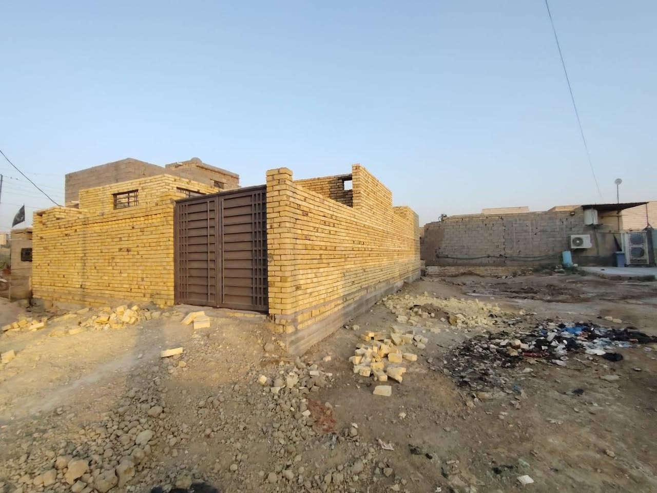 السلام عليكم هيكل زراعي للبيع بناحيه السديناويه المساحة ١٧٠مترخلف مدرسة صفي الدين خلف حسينيه سجاد العسكري منطقه حلوه وهادئه مثل ماموضح بصور السعر ٤٥وبي مجال استفسار اكثر عل هذا الرقم ***********
