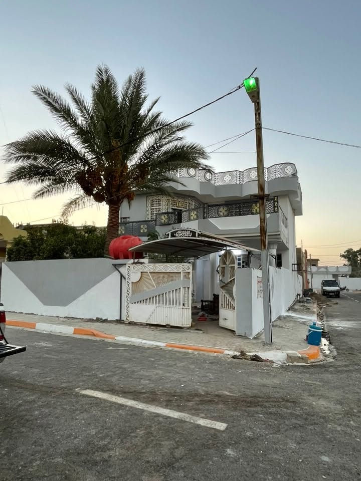 بيت للبيع
العنوان المقداديه المطار خلف معارض السيارات 

المساحه 250 متر 
طابقين يحتوي على غرف عدد ٢ 
استقبال ومطبخ وصاله 
الطابق الثاني غرفتين وصاله 
بناء طابوق 
شارع تبليط ومجاري حديث
للاستفسار : ***********
