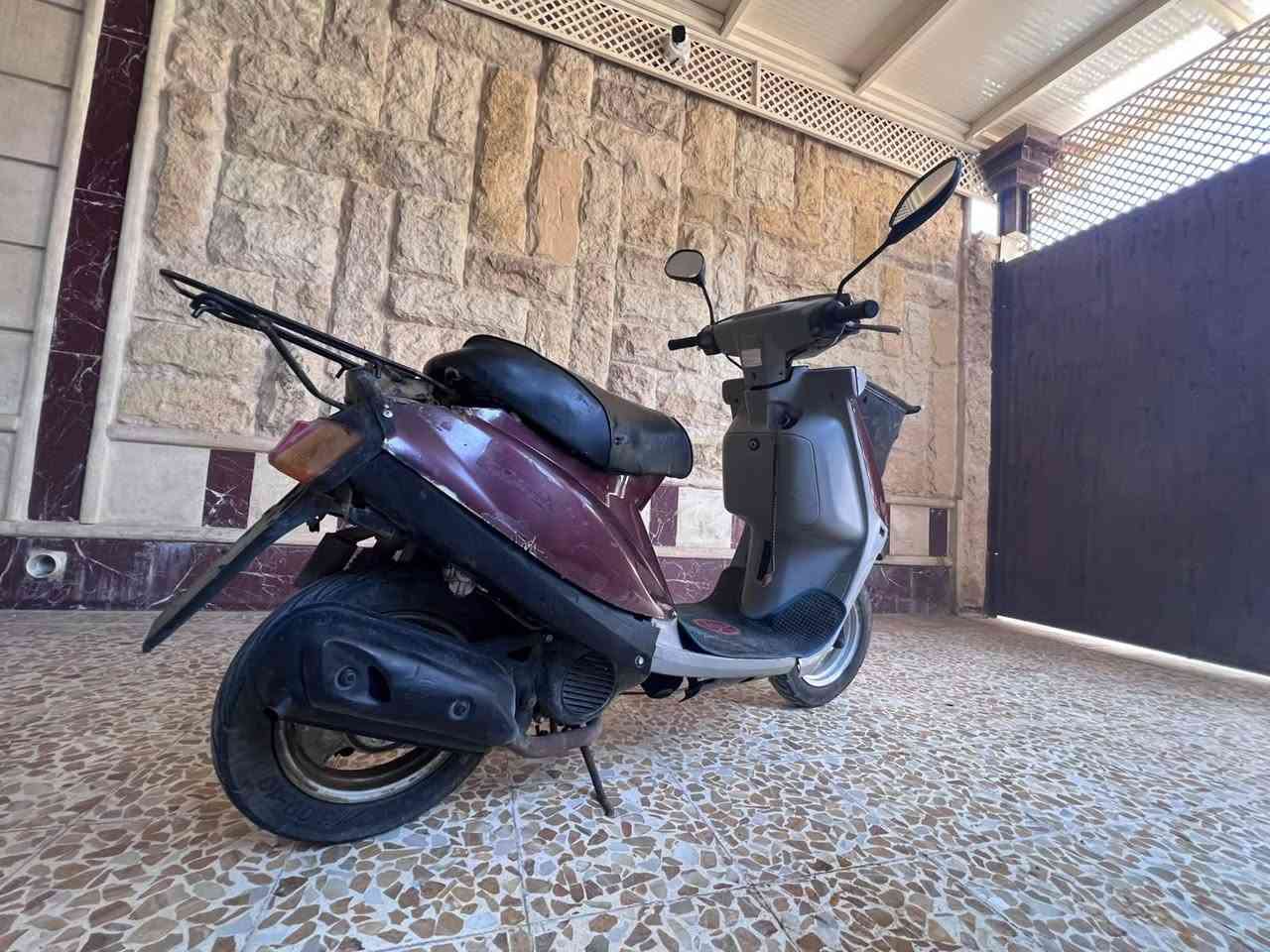 ماطور بزون للبيع شاصي شرط مابيها كلشي محرك معمرو جديد المطور كدام العين شرط هندر واحد مثل ما موضح بل فيديو ...السعر 240الف  بيها مجال للطيبين مكاني موصل حي البكر عل التواصل ***********.كورك ......اسيا.***********
