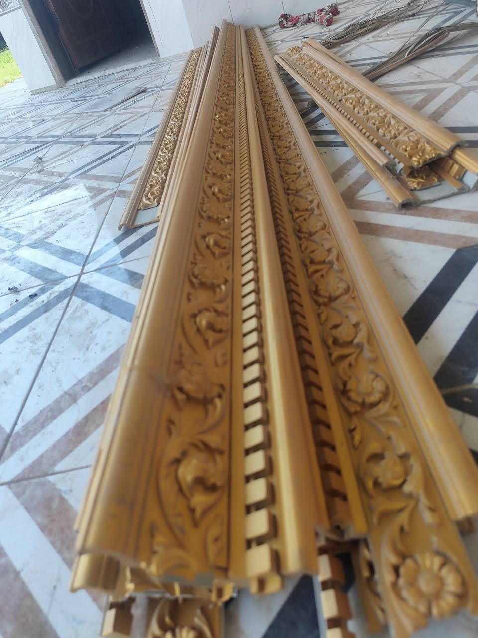 السلام عليكم ورحمه الله وبركاته 
سقف ثانوي للبيع (دوانيه ١٠×٤ ) سعر المتر ٣ الف فقط 
مع كورنيش ذهبي (٢٣ متر)  سعر المتر (الفين ونص) 
العنوان : القرنه - السويب 
المراسله ع المازنجر 
***********
