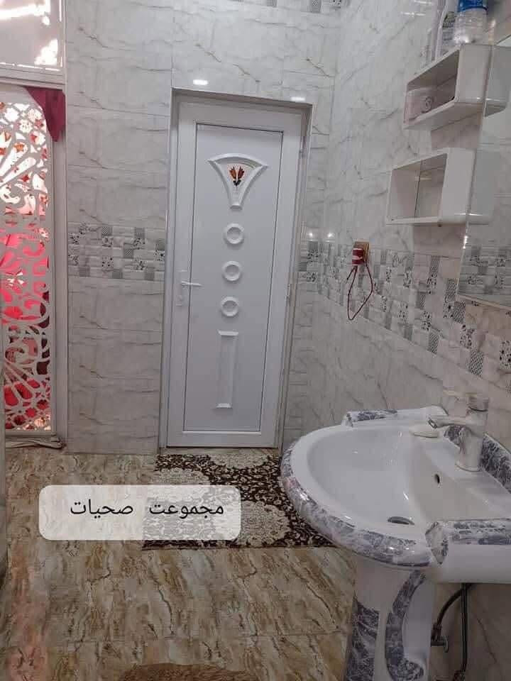بيت للبيع في الكوت الجديدة سند 25 مساحته 300 متر ركن على شارعين
مكانه شارع الصب
بگاع الاماره  ركن علا شارعين ركن منهن علا شارع الصب والركن الثاني ع شارع التراب عرض الشارع 10 أمتار. الصفحتين
تحت البناء 225 متر
وباقي قطعه 75 متر
صابهه  رباط كامل  يعني مصبوبه مخططه رباط مال محلات فقط عوزهه
هيكله بل طابوگ 

بي اربع غرف نوم ثنين جوه وثنين فوك وستقبال وصاله حمام تواليت غربي تواليت شرقي مناور ثنين مطبخ حار مطبخ بارد وبي غرفه عل سطح بس ماكامله 
سعر 150 وبي مجال كلش قليل ***********
