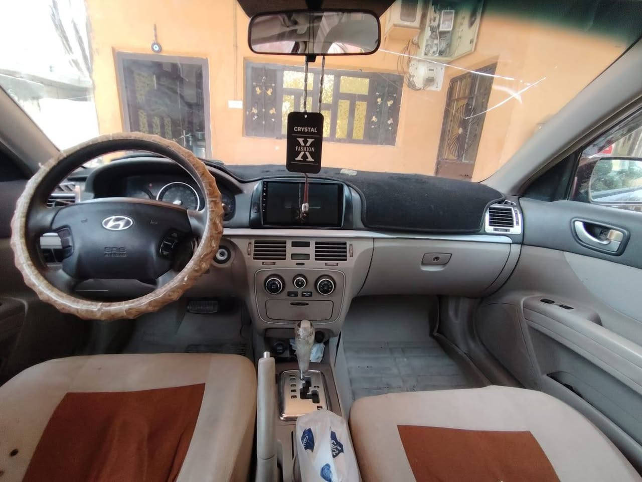 السلام عليكم. سوناتا ٢٠٠٨ محدثه ٢٠١٠ سياره كاعده وحلوه كامله مكمله وارد أمريكي ضرر جاملغ خلفي فقط محرك ٢٤٠٠ تبريد ثلج  صدر جديد رقم جديد  السياره بسمي تحويل ثاني يوم .السعر90وبيه مجال حك الجيه. مكاني ديالى للإستفسار اتصل ***********
