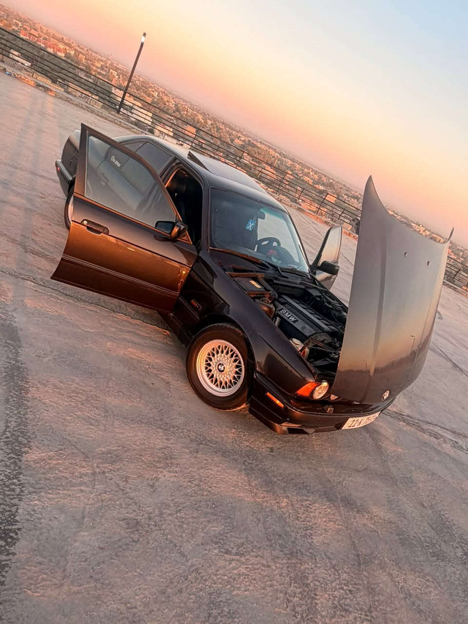 السلام عليكم
للبيع BMW 

525 فانوس

موديل 1992

فتحه بجم عريض داخل اسود جلد كهرباء دبل ايرباك كلشي بيه شغال 

***********

بابل حله

